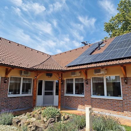 Holiday Apartmanhaz Gyula Bagian luar foto