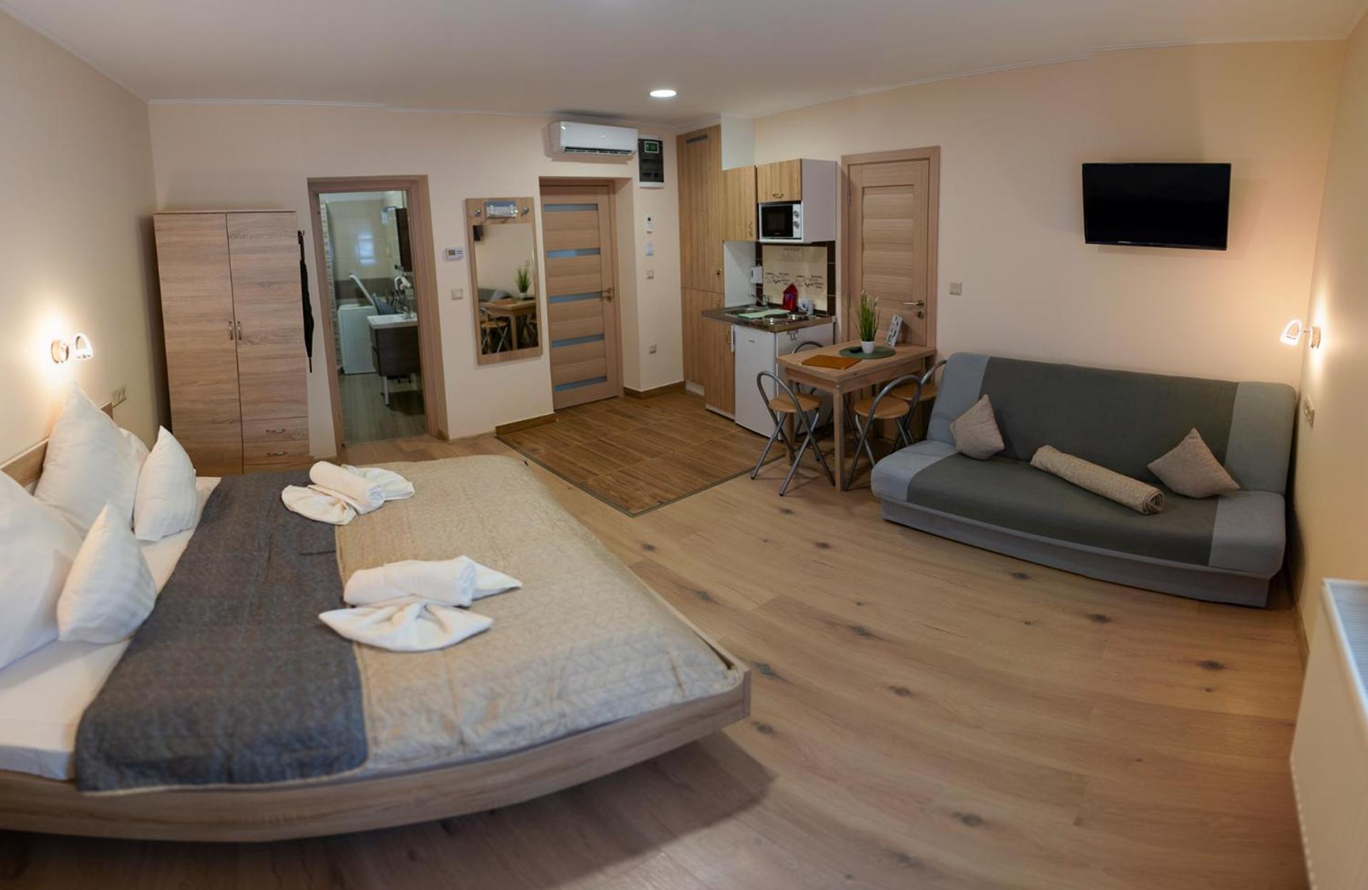 Holiday Apartmanhaz Gyula Bagian luar foto
