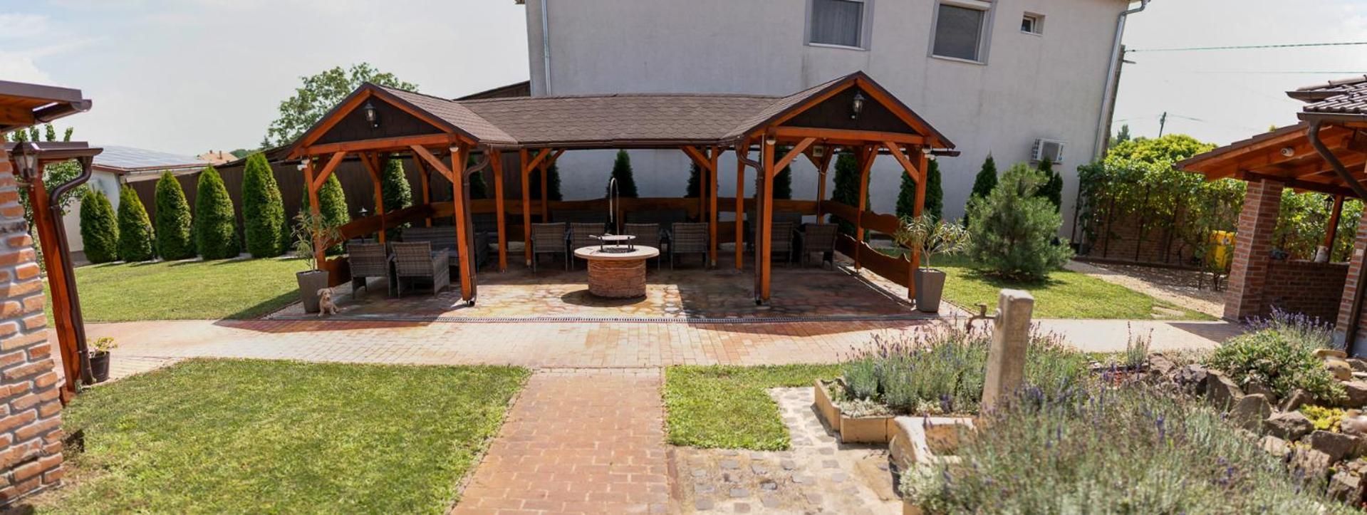 Holiday Apartmanhaz Gyula Bagian luar foto