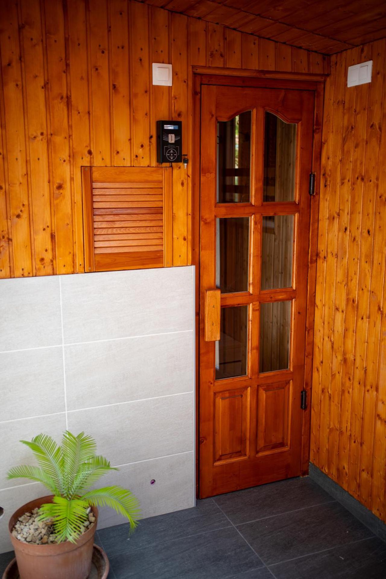 Holiday Apartmanhaz Gyula Bagian luar foto
