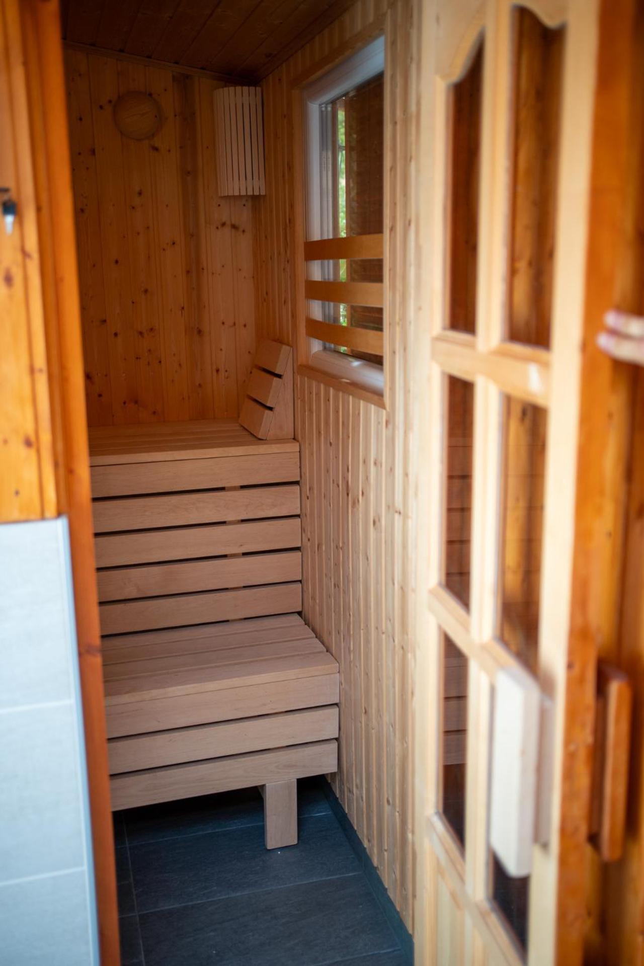 Holiday Apartmanhaz Gyula Bagian luar foto