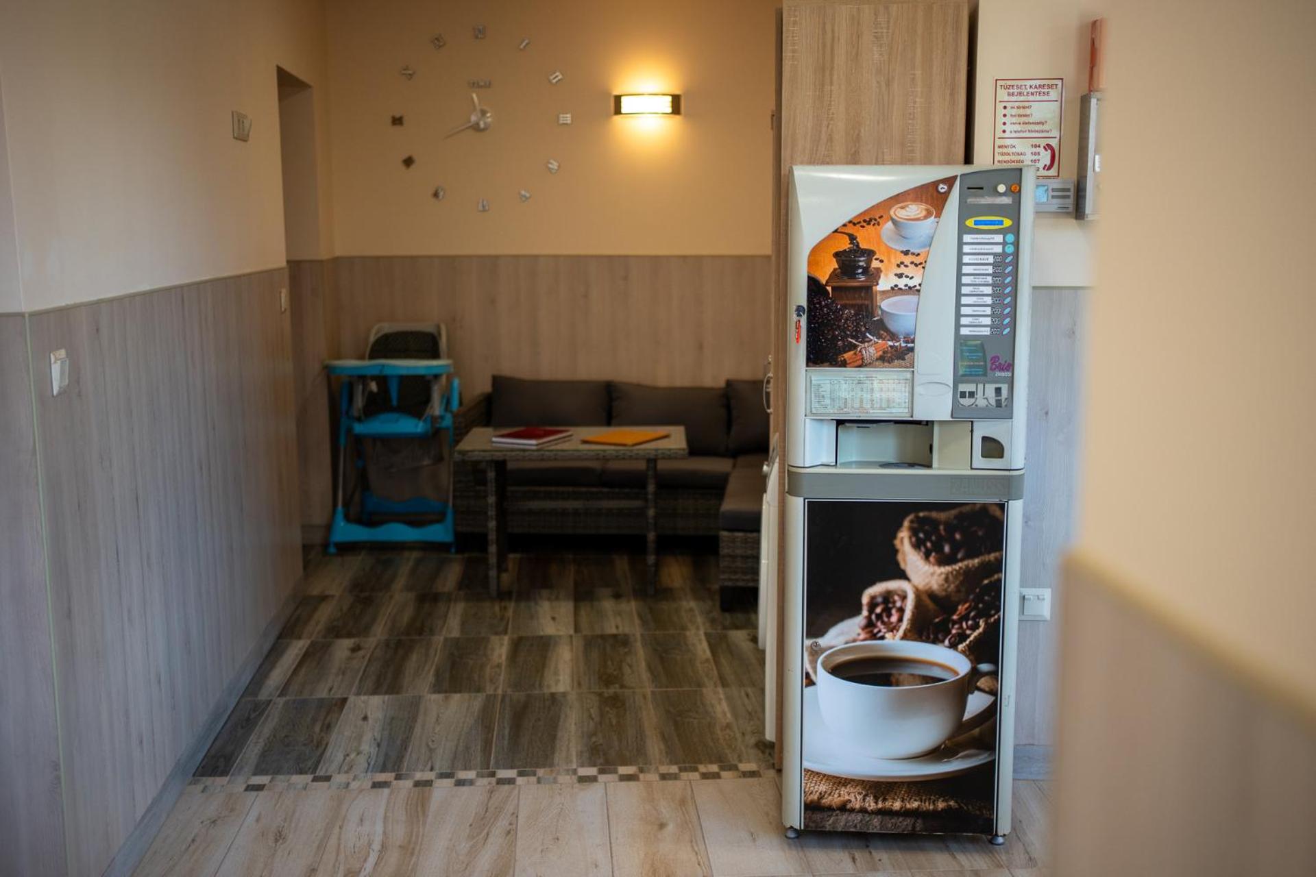Holiday Apartmanhaz Gyula Bagian luar foto
