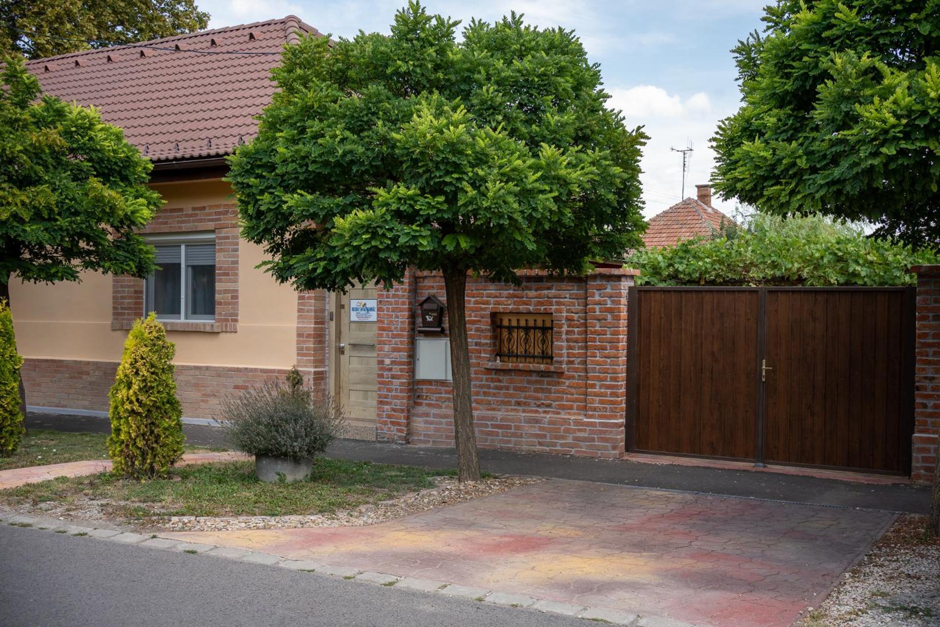 Holiday Apartmanhaz Gyula Bagian luar foto