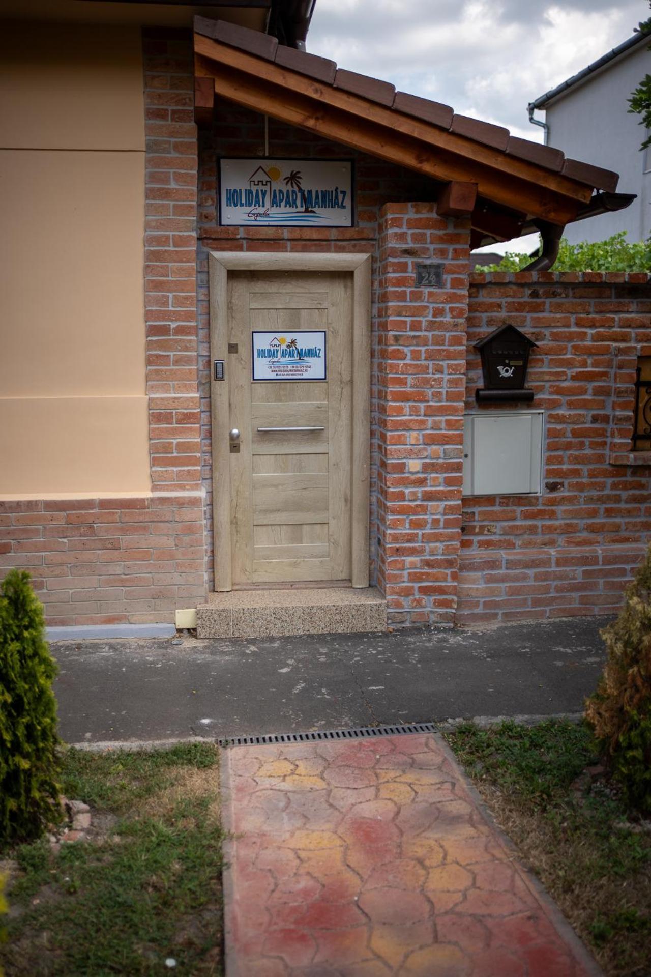 Holiday Apartmanhaz Gyula Bagian luar foto