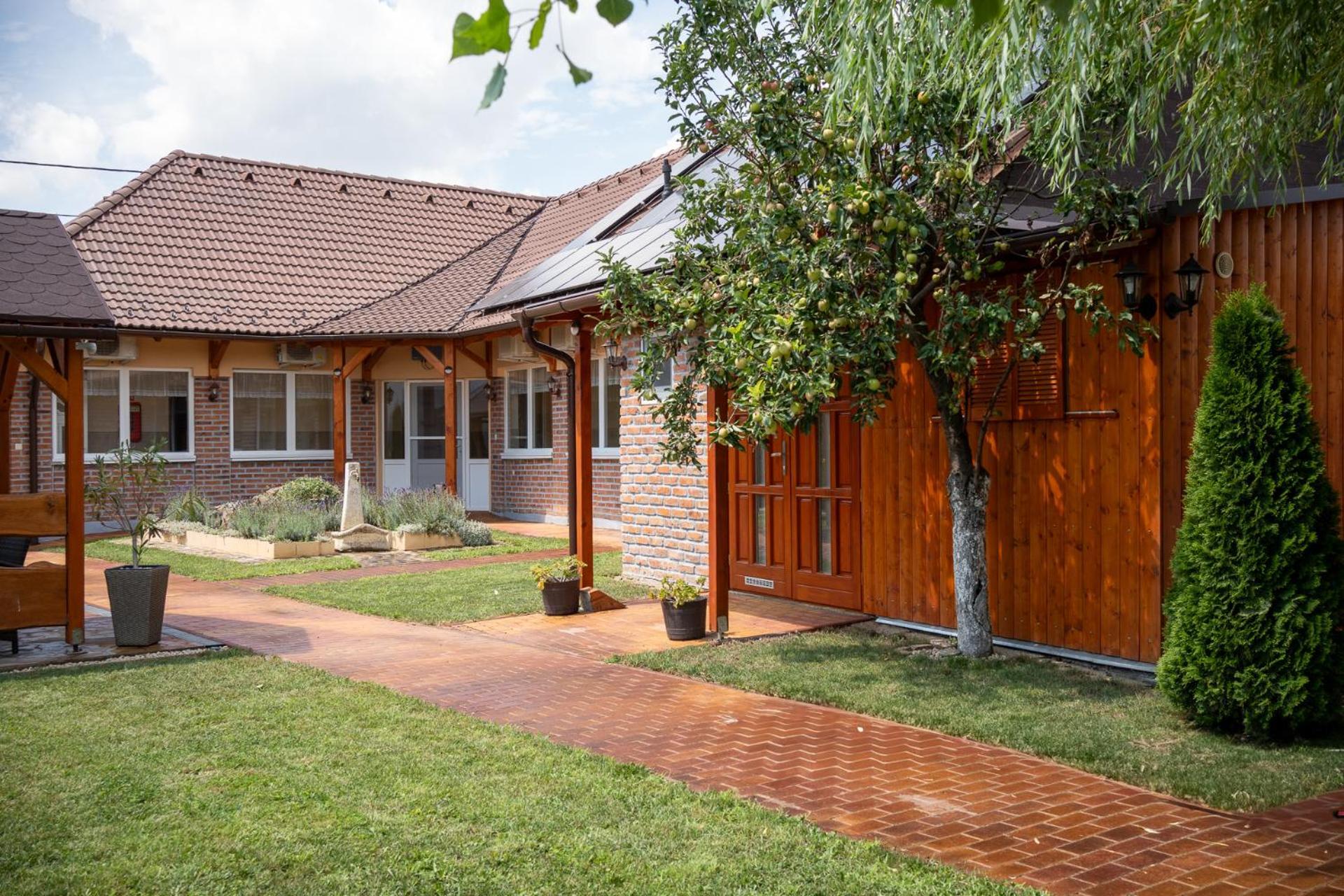 Holiday Apartmanhaz Gyula Bagian luar foto